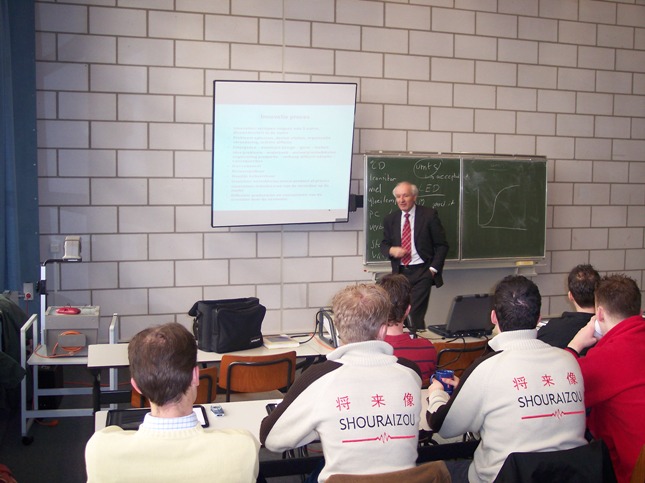 Both blackboard and beamer are used