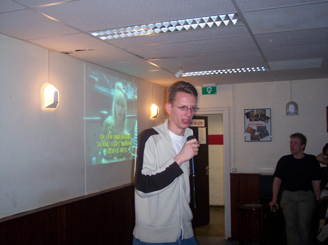 Roland performing Op Een Onbewoond Eiland 